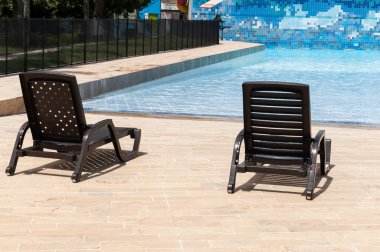 güneşli bir günde havuz sandalyehavuz