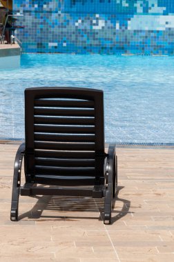 güneşli bir günde havuz sandalye havuz