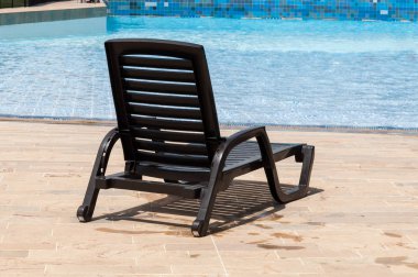 güneşli bir günde havuz sandalye havuz