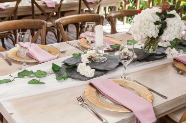 düğün veya diğer sosyal etkinlik için masalarla dekore edilmiş resepsiyon salonu