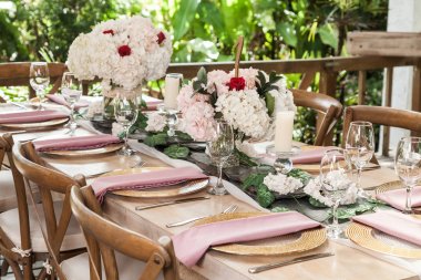 düğün veya diğer sosyal etkinlik için masalarla dekore edilmiş resepsiyon salonu