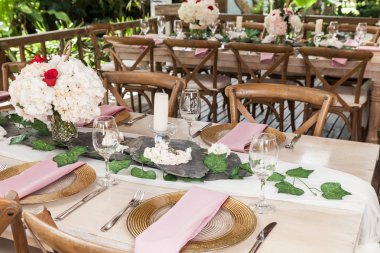 düğün veya diğer sosyal etkinlik için masalarla dekore edilmiş resepsiyon salonu