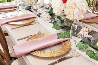 düğün veya diğer sosyal etkinlik için masalarla dekore edilmiş resepsiyon salonu