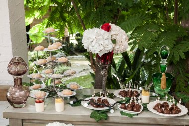 düğün ve partilerin resepsiyoniçin pasta, tatlılar ve tatlılar ile tablo