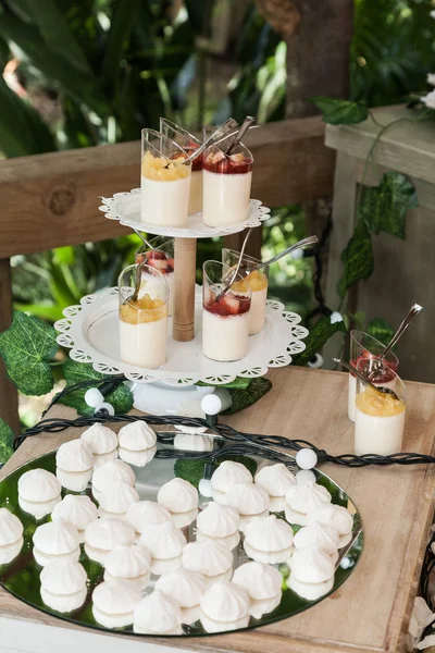 Hochzeitsdekoration Individuelle Präsentation Von Süßigkeiten Und Desserts — Stockfoto