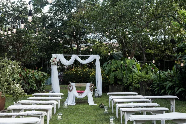 Ślubna Ceremonia Arch Ołtarz Ozdobiony Kwiatami Trawniku — Zdjęcie stockowe