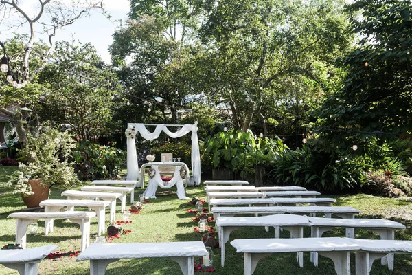 Bröllop Ceremoni Arch Altaret Dekorerad Med Blommor Gräsmattan — Stockfoto