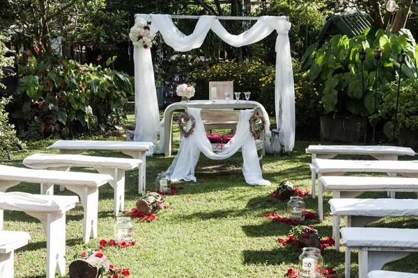 Arc Cérémonie Mariage Autel Décoré Fleurs Sur Pelouse — Photo