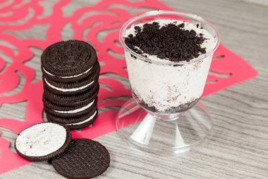 Siyah kurabiye ile yapılan süt lezzetli tatlı