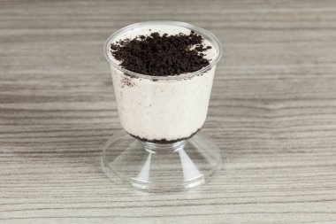 Siyah kurabiye ile yapılan süt lezzetli tatlı