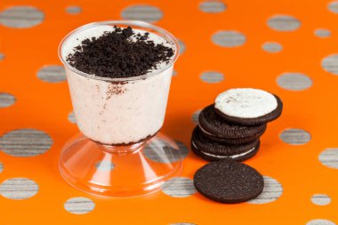 Siyah kurabiye ile yapılan süt lezzetli tatlı