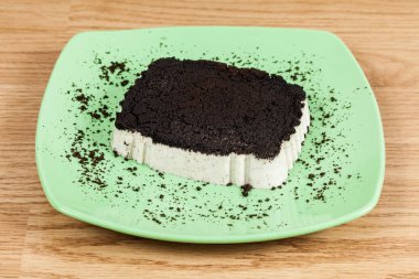 Siyah kurabiye ile yapılan süt lezzetli tatlı