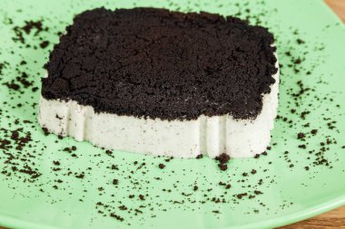 Siyah kurabiye ile yapılan süt lezzetli tatlı