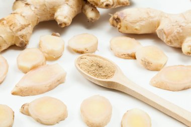 Taze kökleri ve zencefil tozu-Zingiber officinale; nötr arka planda fotoğraf