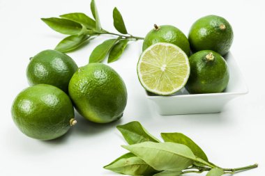 Yeşil limon tahiti veya Narenciye latifolia, nötr arka plan izole