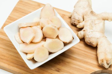 Zencefil baharat kökü-Zingiber officinale, nötr arka planda fotoğraf