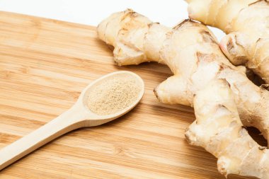 Taze kökleri ve zencefil tozu-Zingiber officinale; nötr arka planda fotoğraf