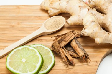 Nötr arka planda limon ve tarçın fotoğraf ile zencefil kökü