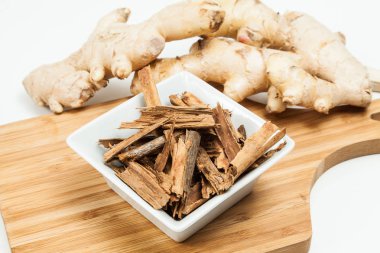 Zencefil kökü ve tarçın ; nötr arka plan da fotoğraf