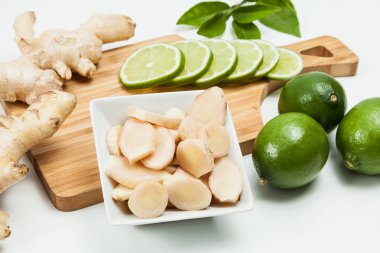 Zencefil kökü ve limon; nötr arka plan da fotoğraf