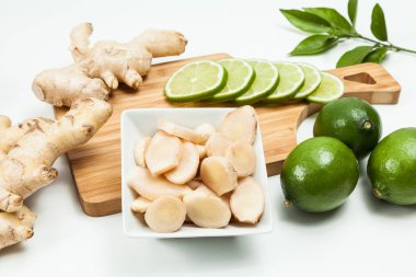 Zencefil kökü ve limon; nötr arka plan da fotoğraf