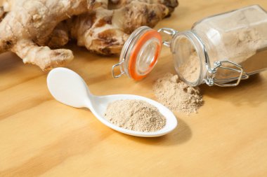 Taze kökleri ve zencefil tozu - Zingiber officinale; ahşap arka plan üzerinde fotoğraf