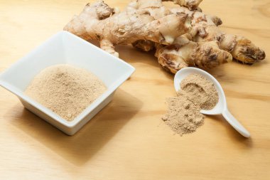 Taze kökleri ve zencefil tozu - Zingiber officinale; ahşap arka plan üzerinde fotoğraf