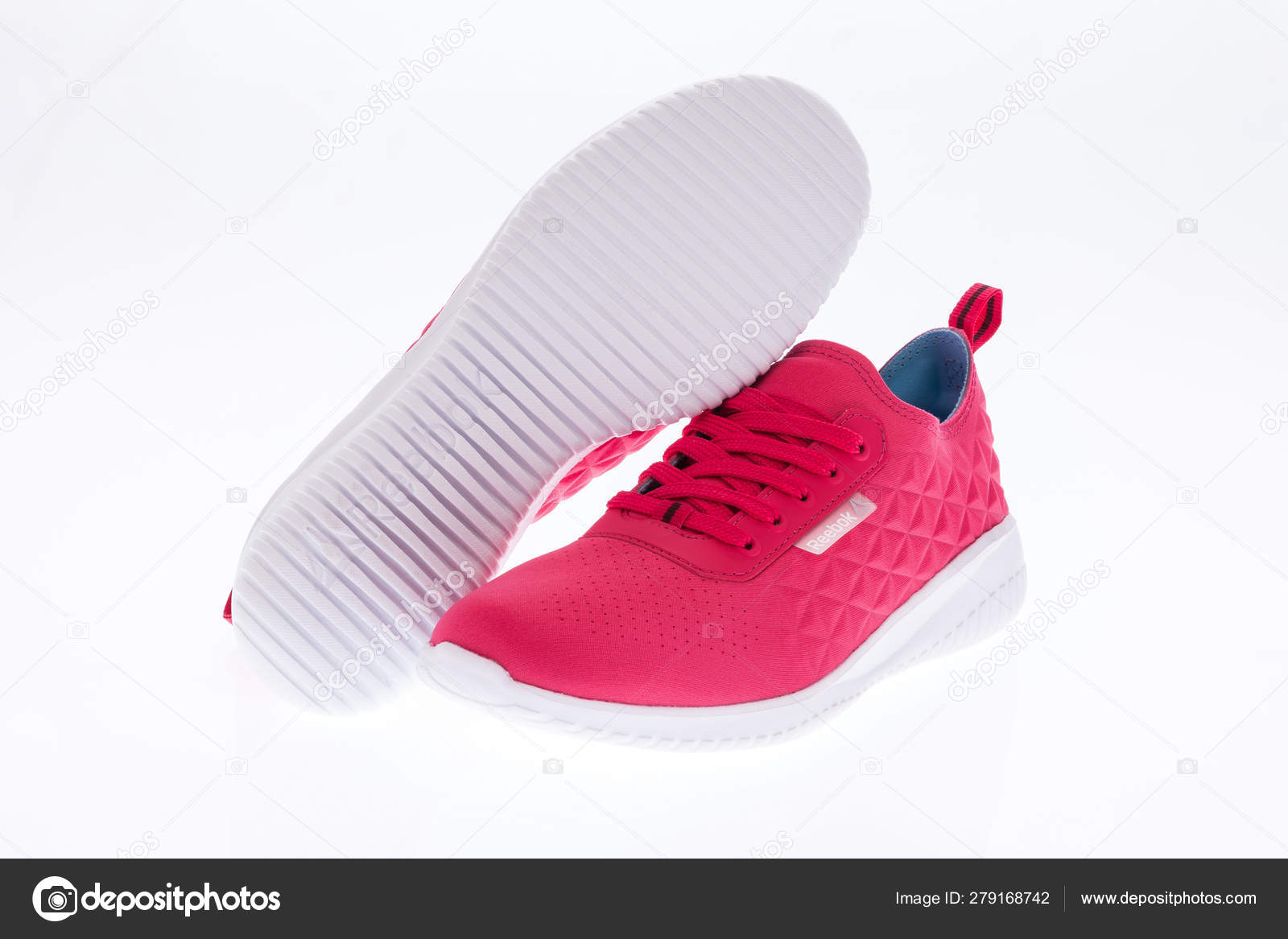 Zapatos reebok fotos de imágenes de reebok sin royalties | Depositphotos