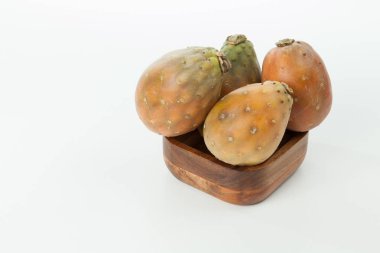 Prickly armut kaktüs meyveler-Opuntia ficus indica; nötr arka planda fotoğraf