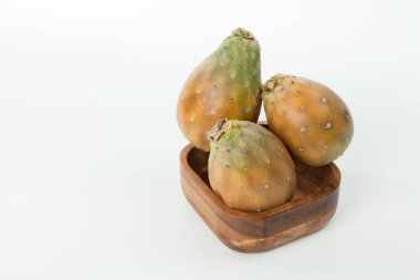 Prickly armut kaktüs meyveler-Opuntia ficus indica; nötr arka planda fotoğraf