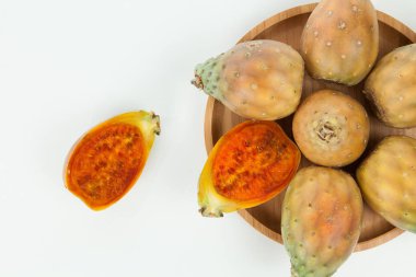 Prickly armut kaktüs meyveler-Opuntia ficus indica; nötr arka planda fotoğraf