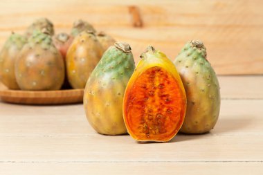 Prickly armut kaktüs meyveler-Opuntia ficus indica; ahşap arka planda fotoğraf