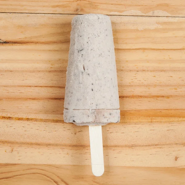 アイスクリーム おいしいとさわやかなポプシクル風味のクッキーとクリーム — ストック写真