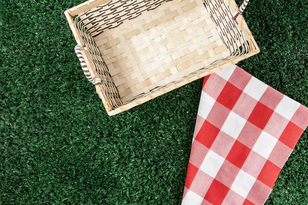 Korg Och Picknick Tyg Ängen Med Kopierings Utrymme — Stockfoto