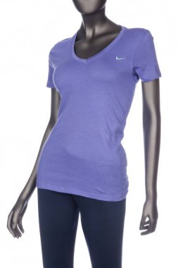 Medellin, Kolombiya-27 Temmuz 2019: Nike, kadın t-shirt; Beyaz arka planda manken fotoğraf