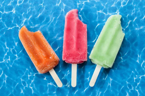 Lezzetli ve ferahlatıcı dondurma farklı tatlar popsicles.