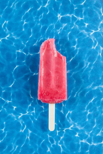 Leckeres Und Erfrischendes Eis Stiel Mit Erdbeeren — Stockfoto