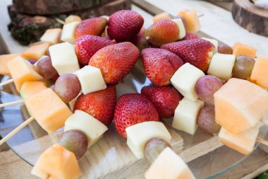 Düğün resepsiyonunda misafirler için hazır lezzetli atıştırmalıklar.