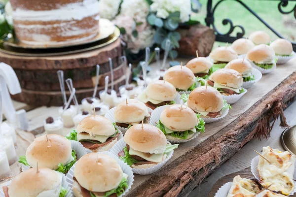 おいしいミニバーガー フロントでゲストのために手配された軽食 — ストック写真