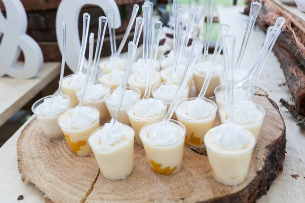 Gustosi Mini Dessert Cremosi Tazze Pronti Gli Ospiti Ricevimento Nozze — Foto Stock