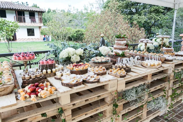 Tavola Decorata Con Dolci Snack Torta Ricevimento Nozze Gli Ospiti — Foto Stock