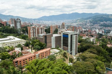 Medellin, Antioquia / Kolombiya; 31 Ağustos 2019: El Poblado mahallesi. Vista aerea şehrin en pahalı ve özel sektörü..