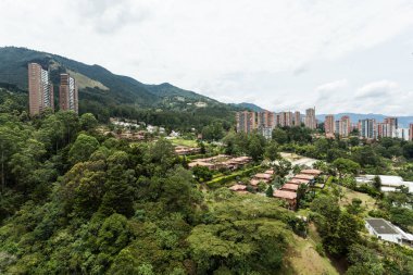 Medellin, Antioquia / Kolombiya; 31 Ağustos 2019: El Poblado mahallesi. Vista aerea şehrin en pahalı ve özel sektörü..