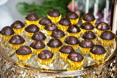 Parti dekorasyonları; Şeker masası, çeşitli tatlı ve keklerle dolu masa.