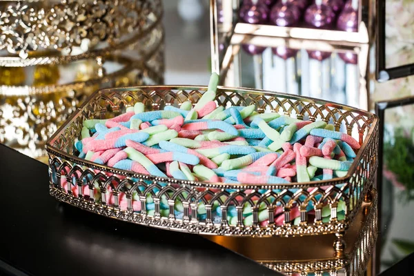 Parti Dekorasyonları Şeker Masası Çeşitli Tatlı Keklerle Dolu Masa — Stok fotoğraf