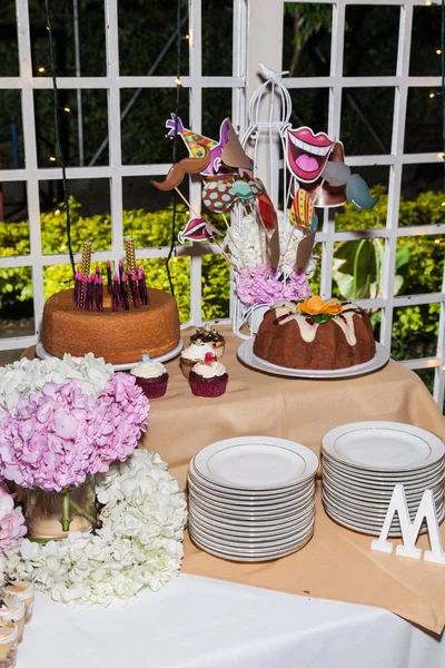 Tafel Met Heerlijke Taarten Ingericht Voor Receptie Vijftien Jaar Oud — Stockfoto