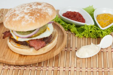 Et Yumurtalı ve Jambonlu Lezzetli Amerikan Burgeri.