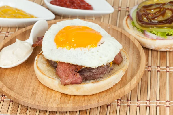 Sabrosa Hamburguesa Americana Con Huevo Carne Tocino — Foto de Stock