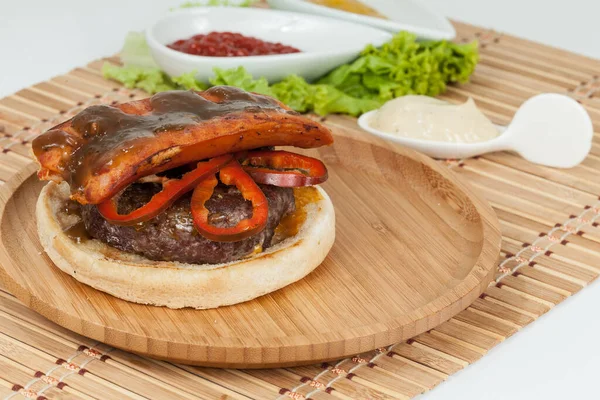 Fatia Pão Hambúrguer Com Chouriço Carne Molho Pronto Para Montar — Fotografia de Stock