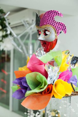 Kutlama ve Partiler için Tematik Dekorasyon Renkli Dekorasyonlar ve Maskelerle Kabul Odası.